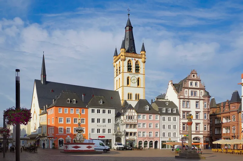 Hauptmarkt in der Trierer Innenstadt mit St. Gangolf
