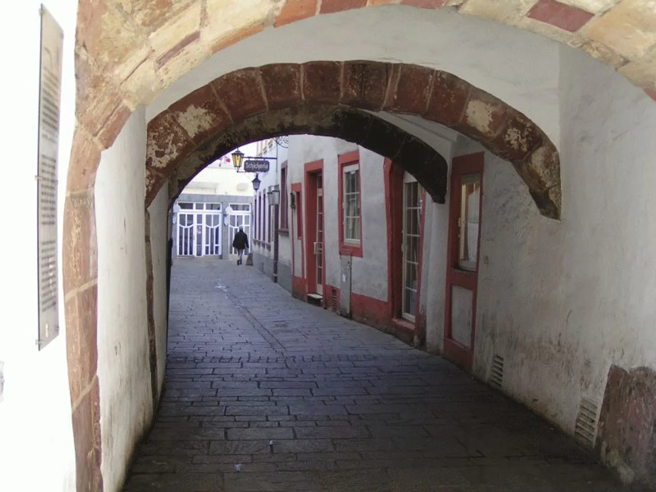 Blick in die mittelalterliche Judengasse in Trier mit der historischen Judenpforte