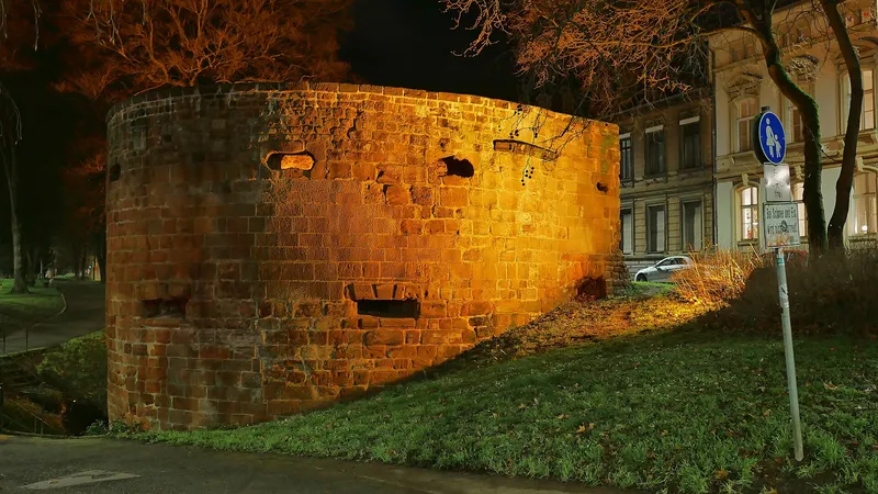 Erhaltener Turm der mittelalterlichen Stadtbefestigung an der Bastion Südallee in Trier