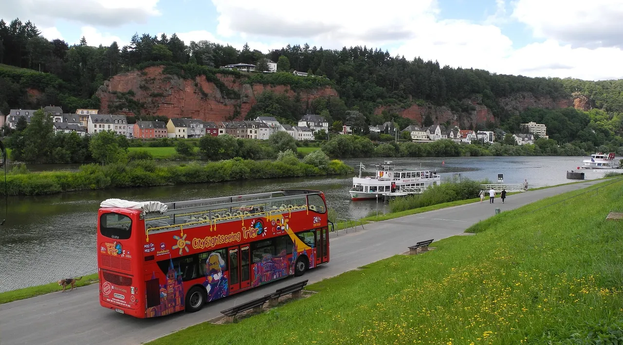Weiter Blick über den Mosellauf bei Trier auf die nördlichen Stadtteile