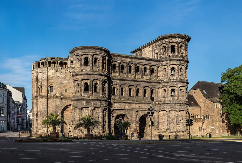 Porta Nigra in Trier im Morgenlicht