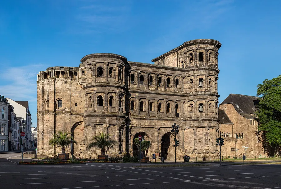 Porta Nigra in Trier im Morgenlicht