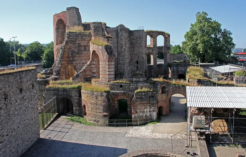 Die römischen Kaiserthermen in Trier mit ihren markanten Mauerbögen