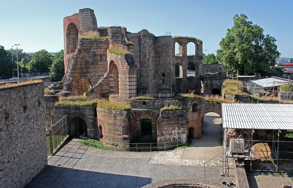 Die römischen Kaiserthermen in Trier mit ihren markanten Mauerbögen