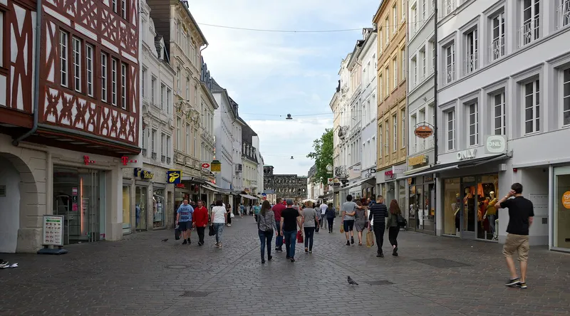 Die Simeonstraße in Trier, belebte Einkaufsstraße mit historischen Fassaden