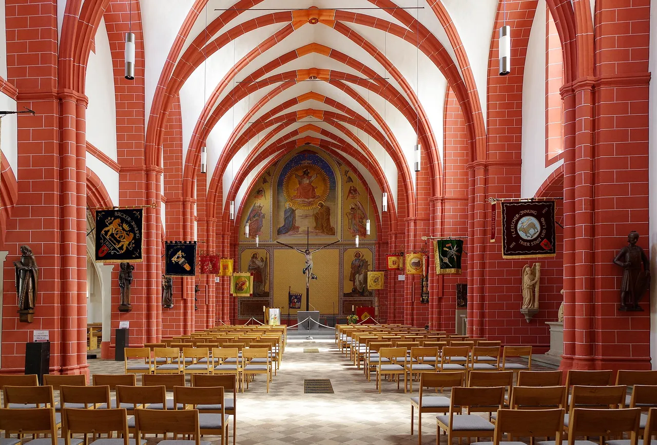 Die Marktkirche St. Gangolf mit ihrem hohen Turm am Trierer Hauptmarkt